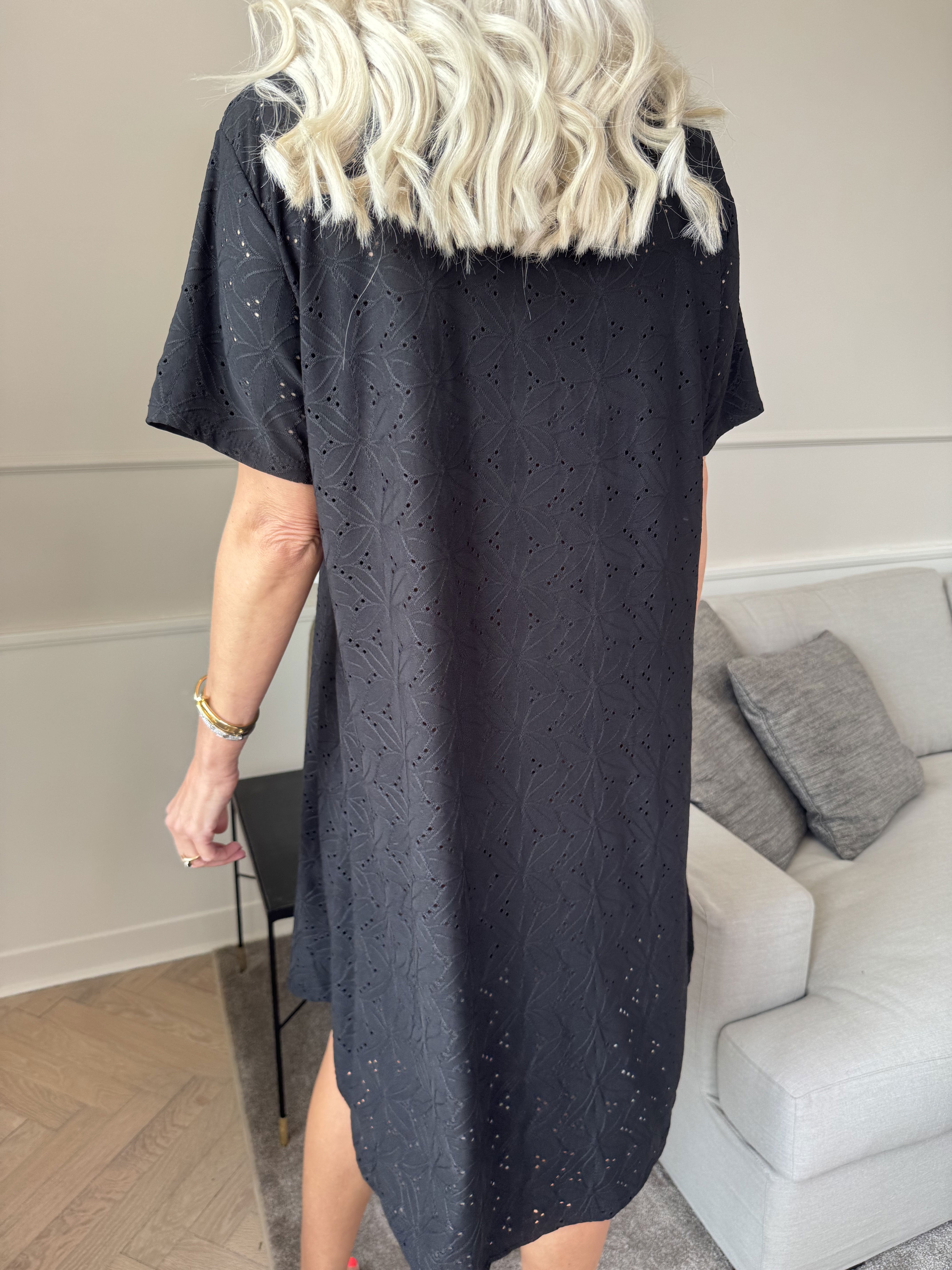 Liba - Blød elastisk kjole i broderie anglaise med lynlås